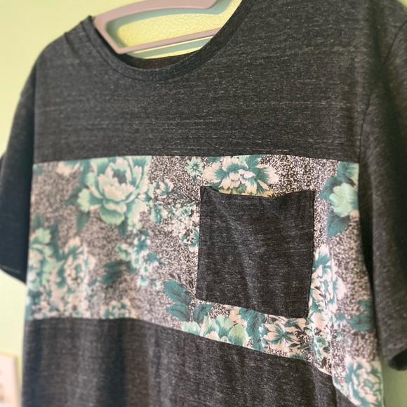 On The Byas Gray Pocket Tee Horizontal Front Floral Graphic Pattern T-Shirt. M - Picture 3 of 9